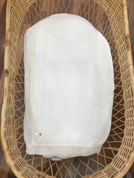 Coperta Paz Rodriguez in lana panna con pizzo al bordo e lavoro a maglia
