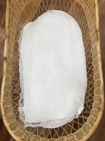 Coperta Martin Aranda in filo panna lavorata a maglia con organza e pizzo al bordo