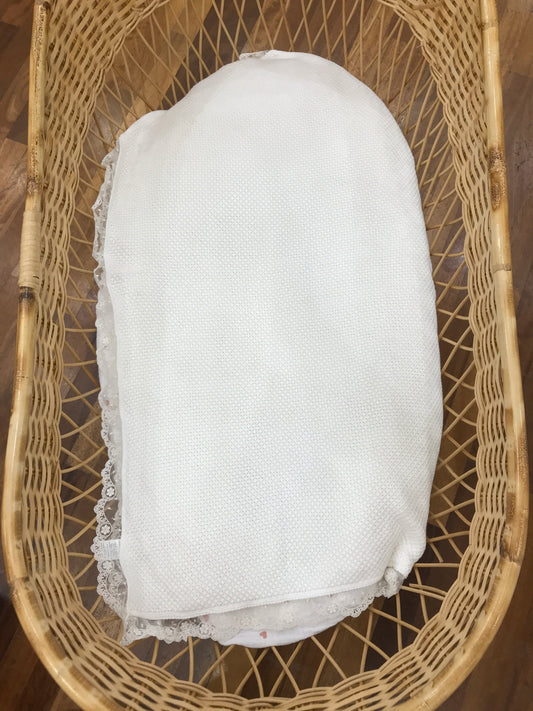Coperta Martin Aranda in filo panna lavorata a maglia con organza e pizzo al bordo