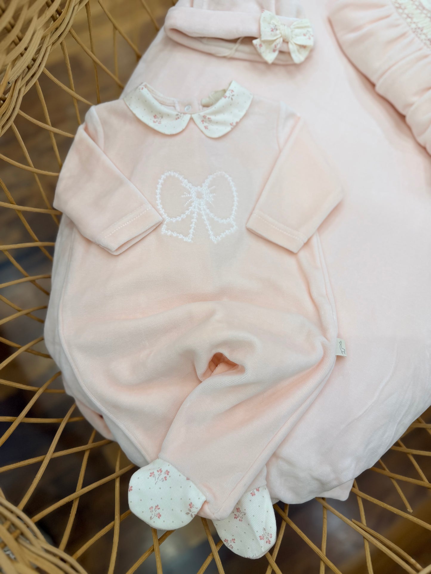 Coordinato Baby Gi in ciniglia rosa pesca con fiocchetti punto smock e fiorellini