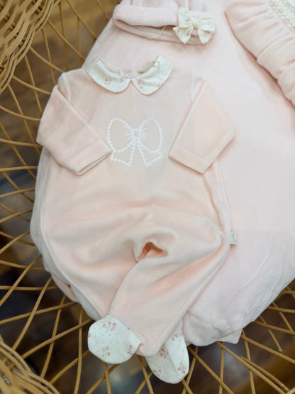 Coordinato Baby Gi in ciniglia rosa pesca con fiocchetti punto smock e fiorellini