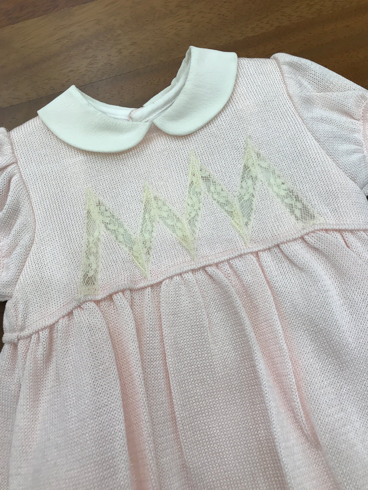 Abito Ladia in filo rosa mezza manica con collo tondo bianco con lavorazione a zig zag
