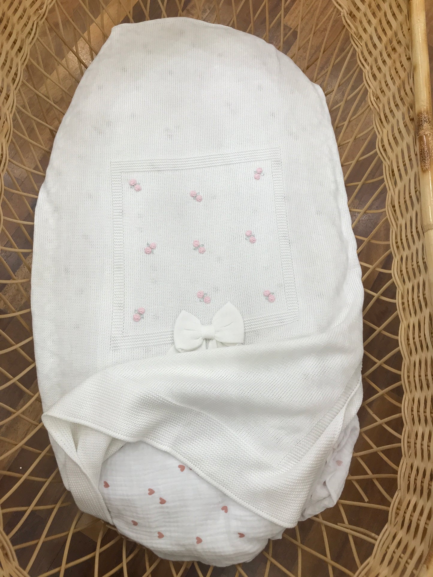 Coperta Baby Lord in filo bianco con rose rosa ricamate a mano con fiocco applicato sul davanti