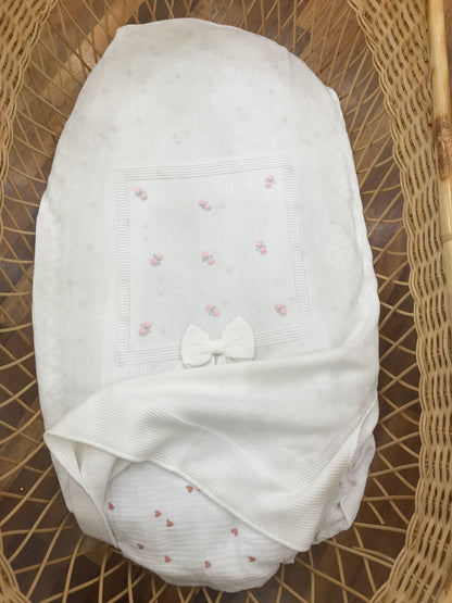 Coperta Baby Lord in filo bianco con rose rosa ricamate a mano con fiocco applicato sul davanti
