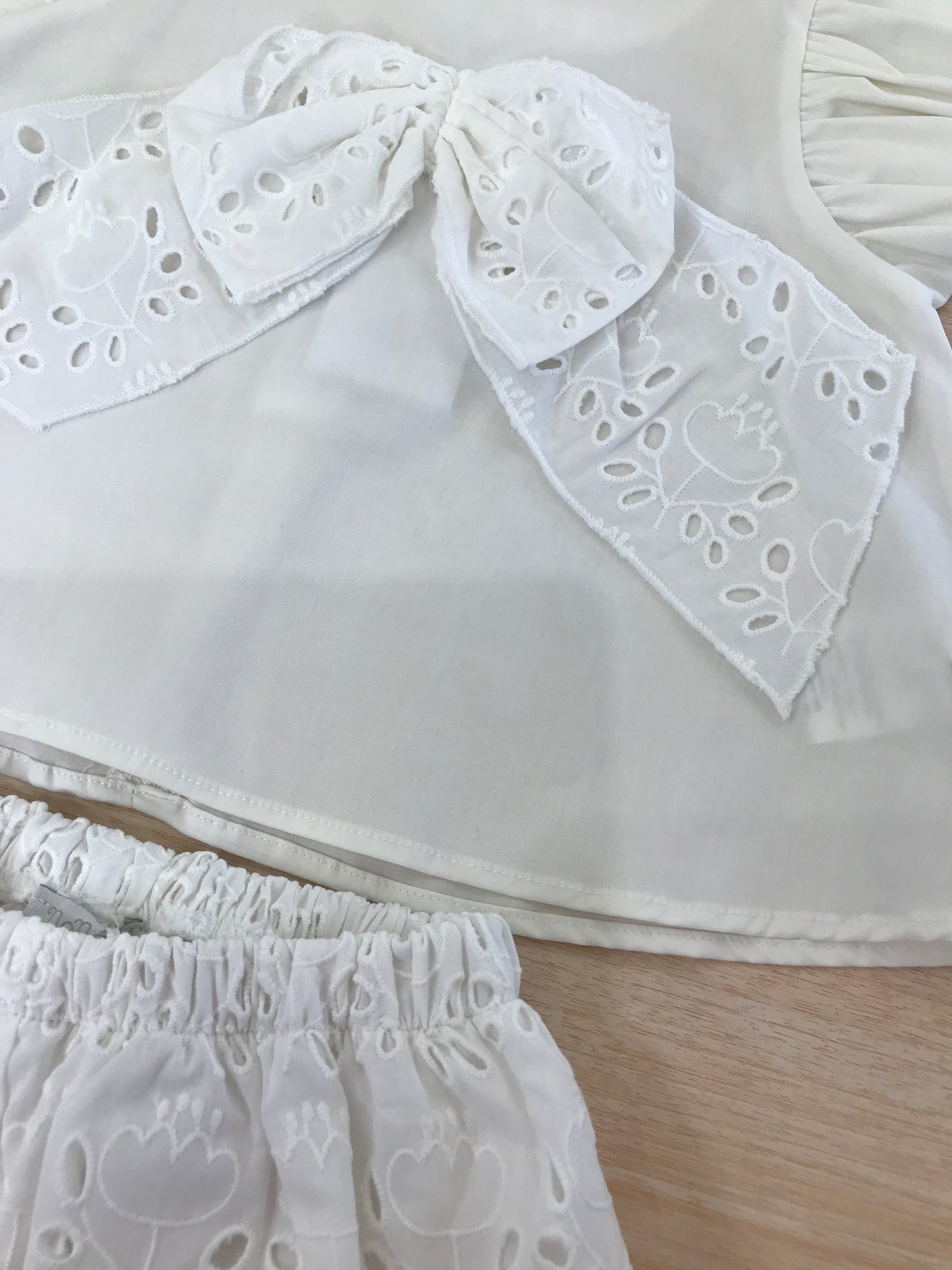 Completo Nanan t-shirt con rusche con fiocco in san gallo con culotte in san gallo