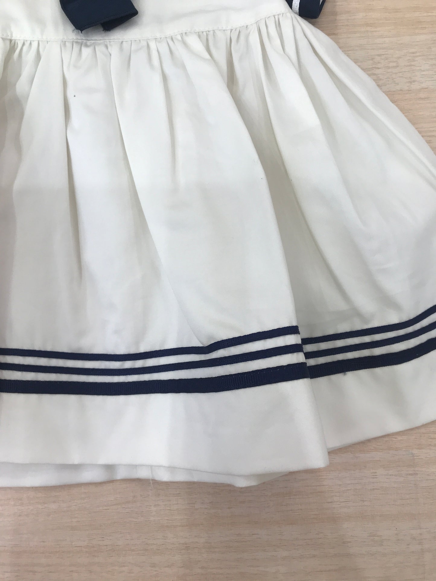 Abito Cielo Blu in cotone bianco e blu a righe stile marinaretto con fiocchetto sul davanti