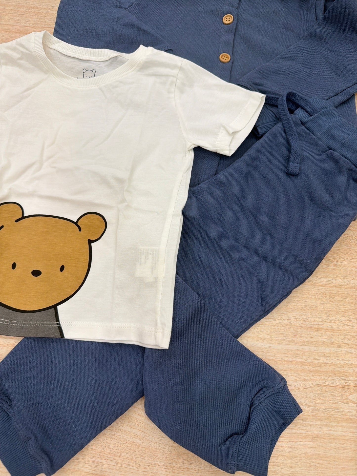 Tuta AVentiQuattrore in cotone avio tre pezzi t-shirt felpina e pantalone lungo con sacca abbinata decorato da orsetti