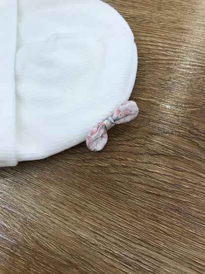 Cappello Nanan in ciniglia con risvolto e fiocchetti laterali con fiori