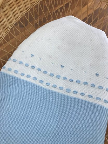 Coperta Baby Lord in filo bicolore bianca e celeste con passanastro celeste e fiocchi ricamati