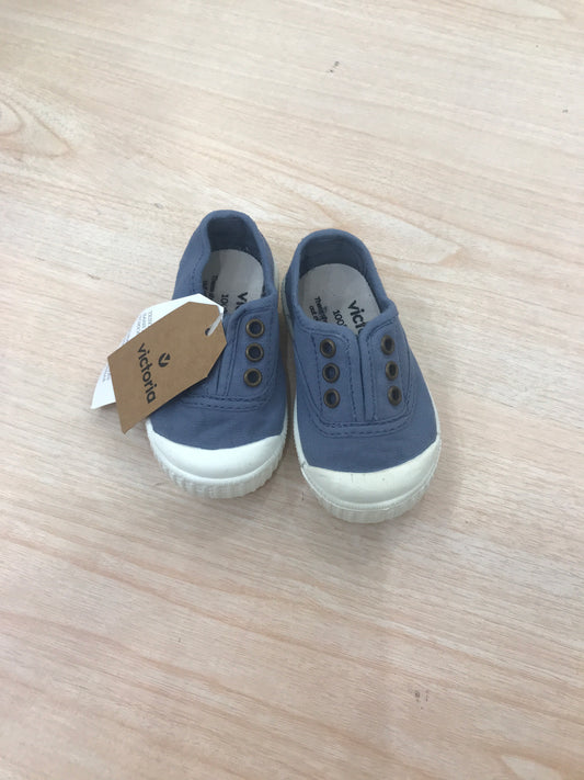 Scarpe Victoria in tela dal colore avio con gomma bianca