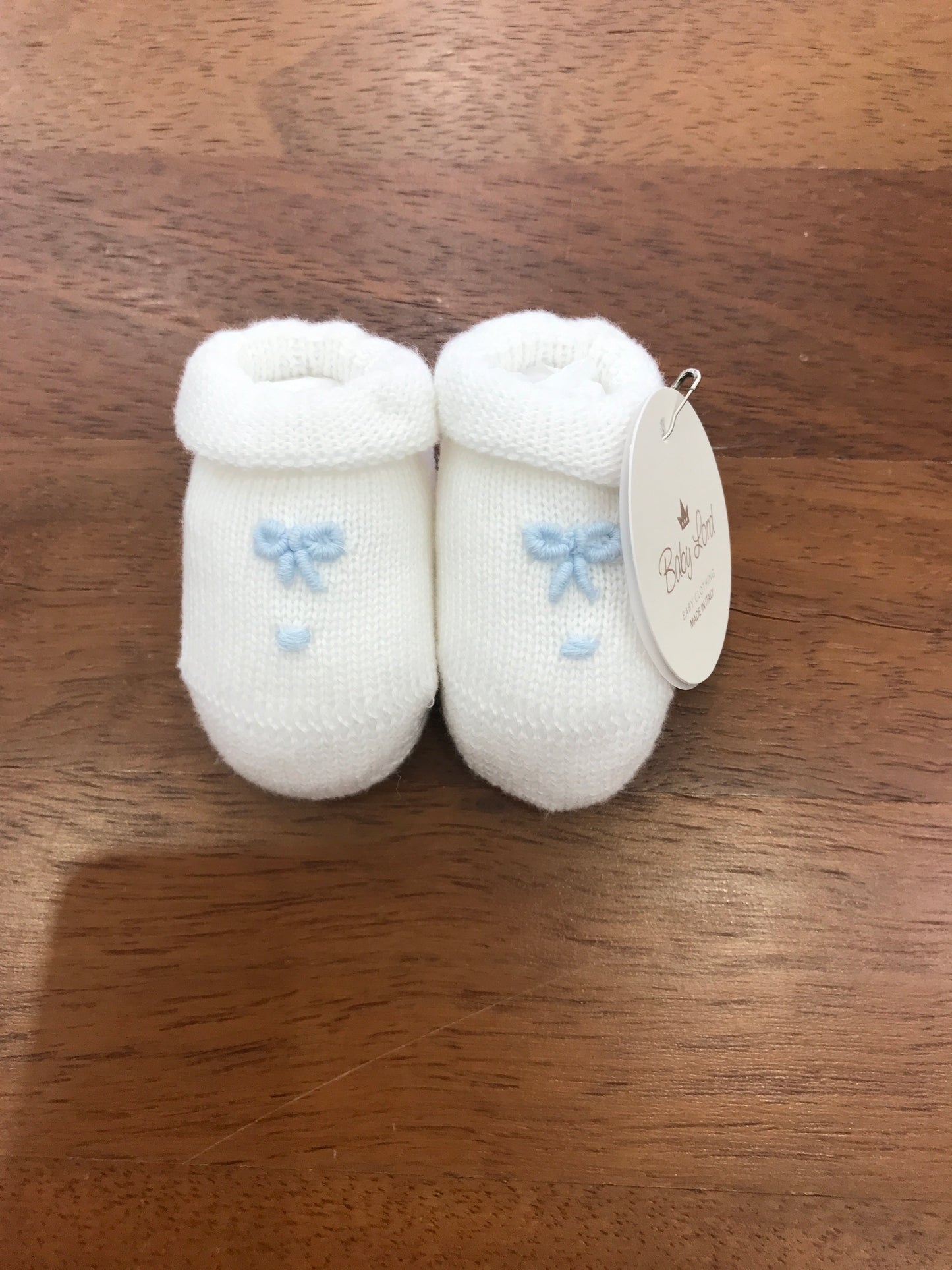 Babbucce Baby Lord in filo bianco con delicati fiocchi celesti ricamati