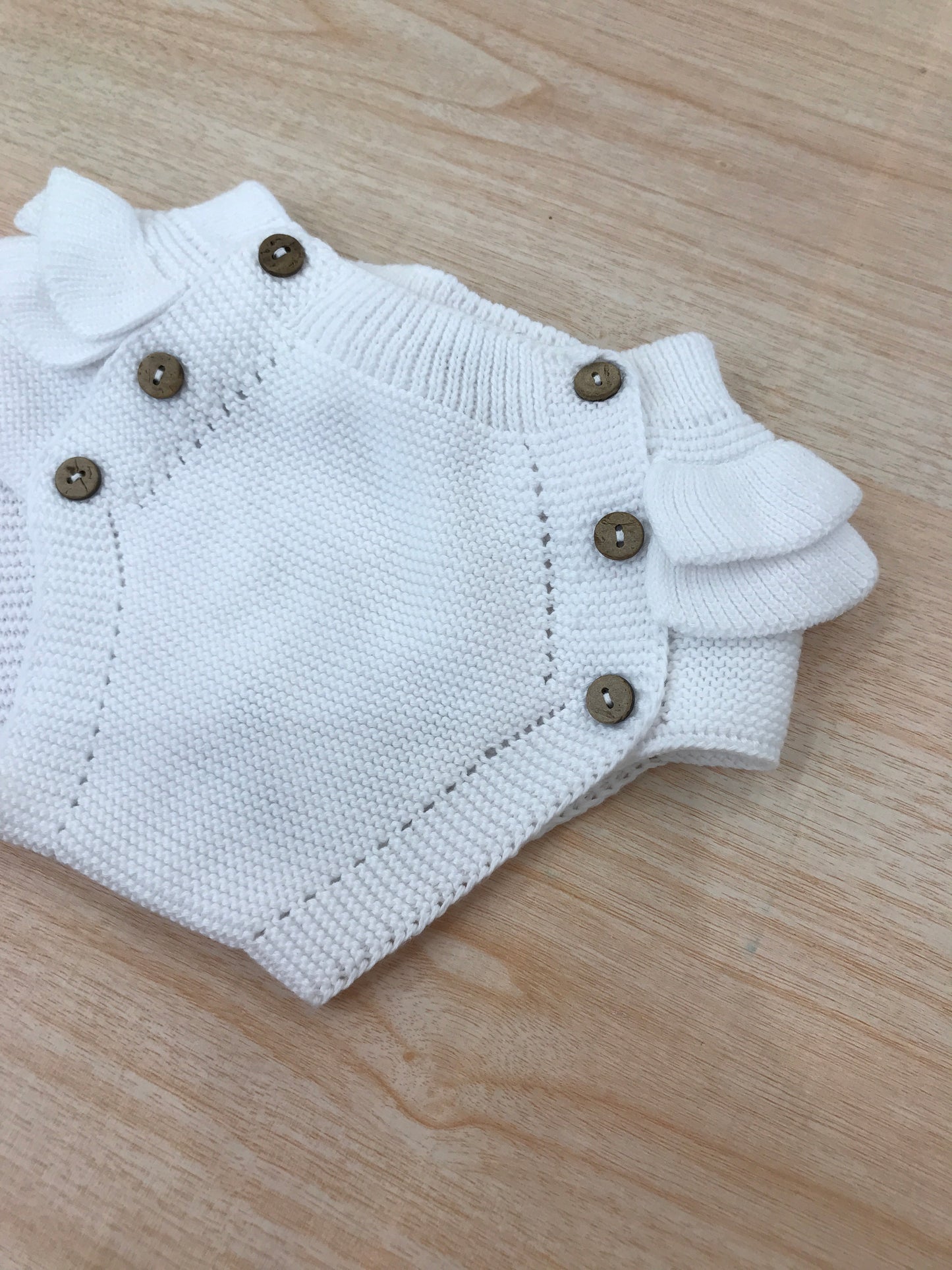 Culotte PCS in filo bianca con rusche laterali e sul retro con bottoncini marroni sul davanti