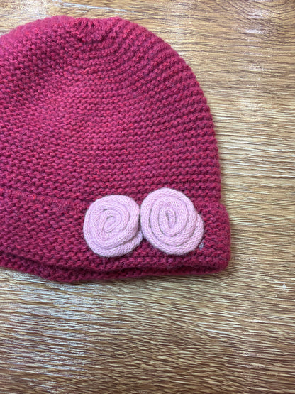 Cappello Jo Milano in lana color ciliegia con due roselline rosa sul risvolto