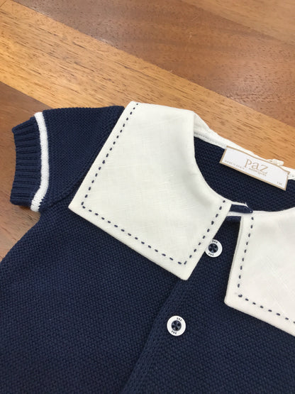 Pagliaccetto Paz Rodriguez in filo blu scuro con dettagli in bianco mezza manica con finto bavaglino in lino bianco