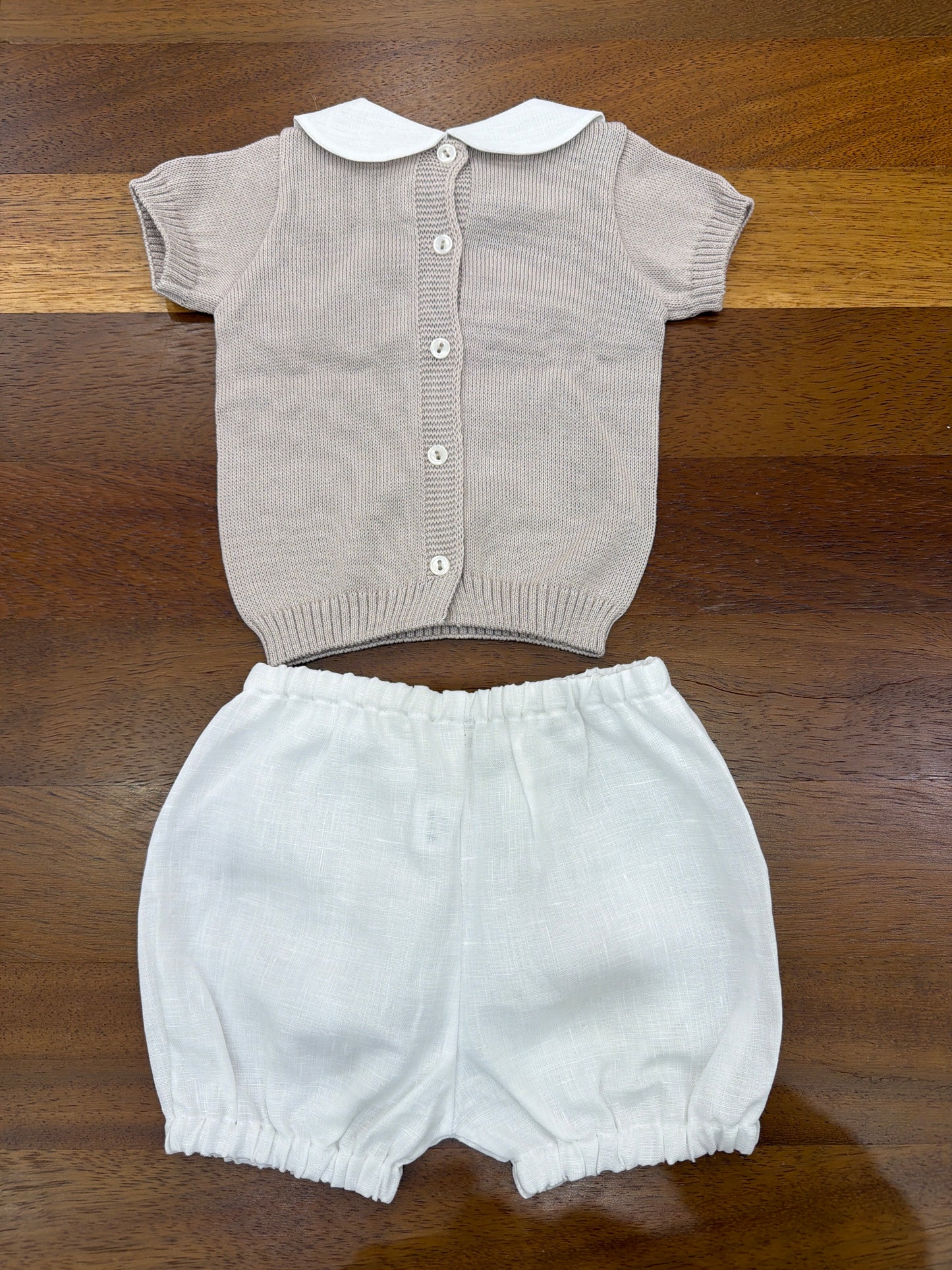 Completo Baby Lord in filo bianco e tortora mezza manica collo tondo bianco con cavallo tondo centrale bianco pantalone in lino
