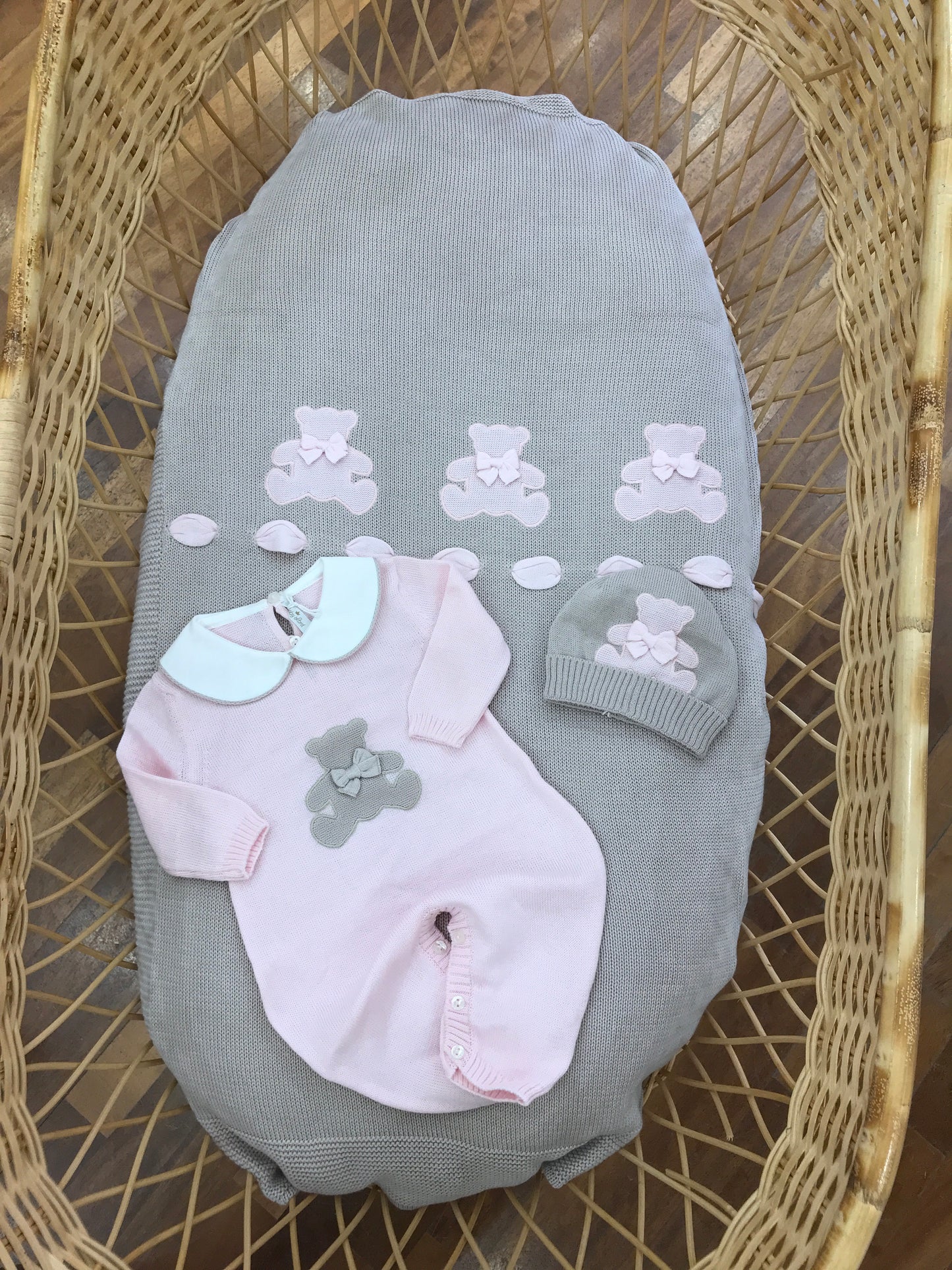 Coordinato nascita Baby Lord in filo tortora e rosa con orsetti con fiocchetti e passanastro rosa applicato sulla coperta