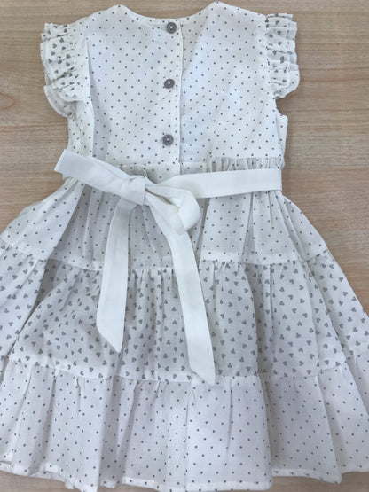 Abito Nanan i cotone bianco con pois e cuoricini grigi smanicato con rusche con fascia con fiori in vita