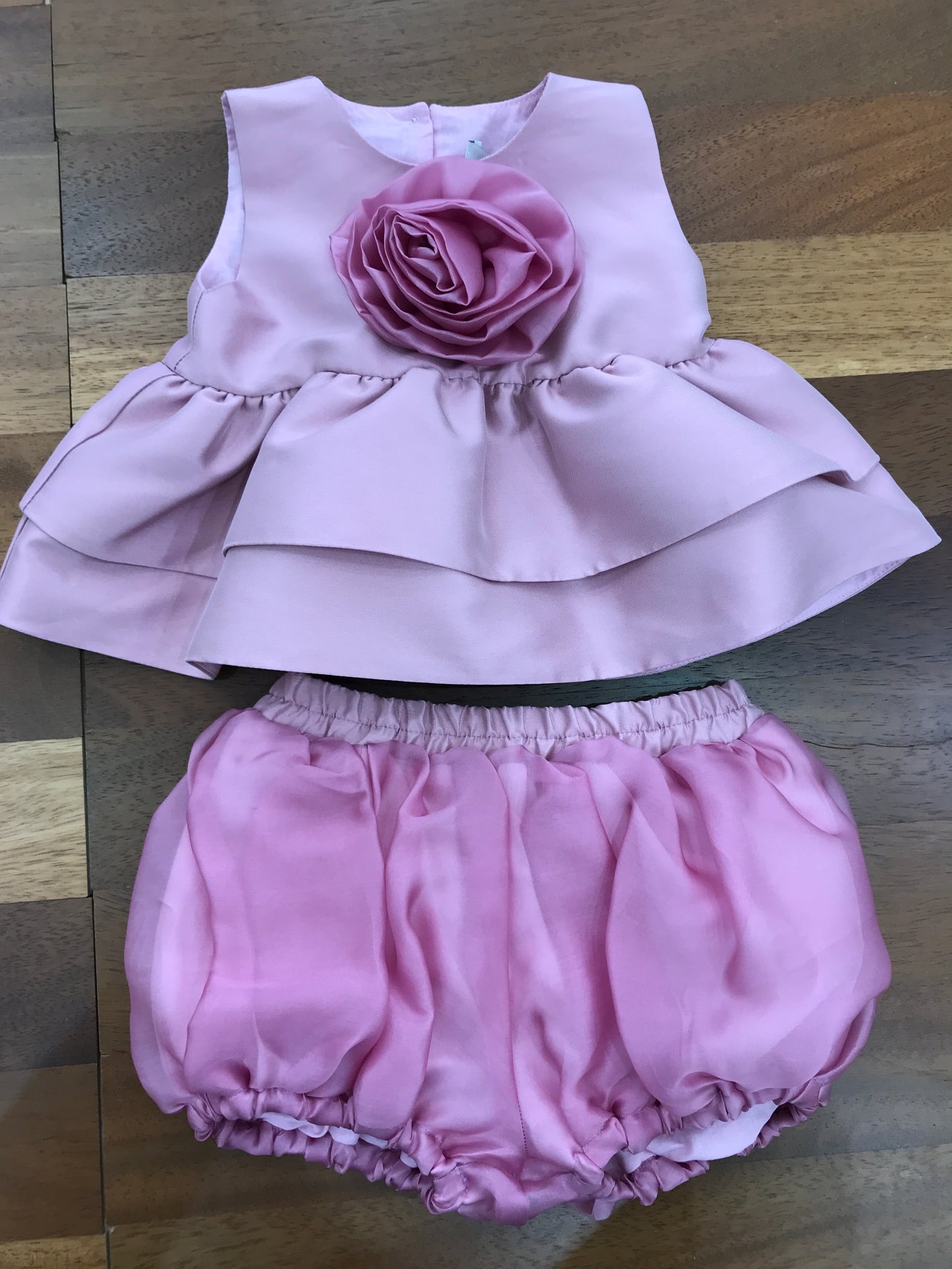 Completo a'lapage in seta e raso blusa con fiore centrale con culotte in seta