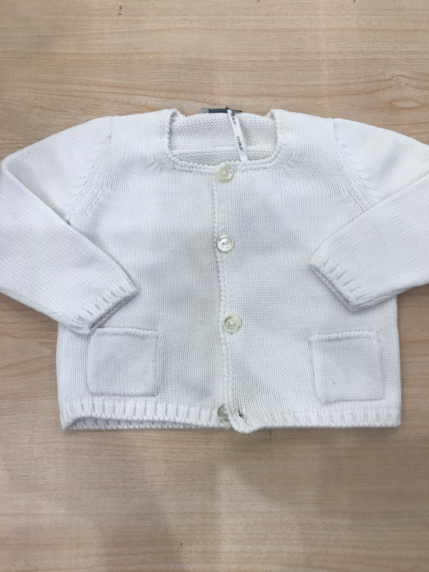 Cardigan Colibrì in filo bianco con piccoli bottoncini sul davanti e piccole tasche