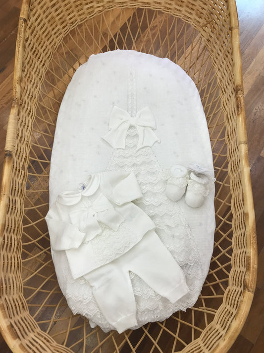 Coordinato nascita Bebè di Almy in filo bianco con picco e fiocchi tutina due pezzi con babbucce abbinate con pizzo