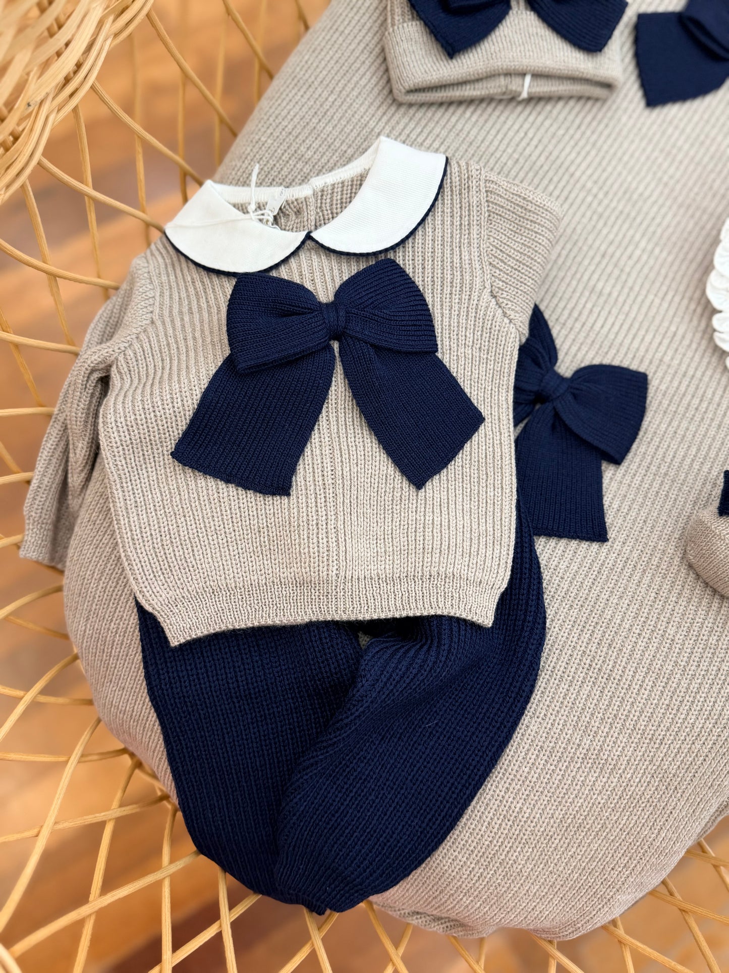 Coordinato Baby Lord a costa inglese in lana tortora e blu scuro con fiocchi