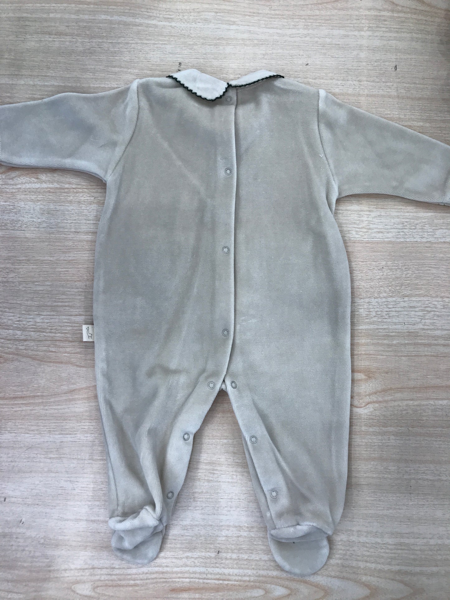 Tutina Baby Gi in ciniglia tortora intera con colletto ricamato in verde e sul davanti due taschine una con fungo ricamato