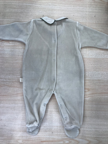 Tutina Baby Gi in ciniglia tortora intera con colletto ricamato in verde e sul davanti due taschine una con fungo ricamato