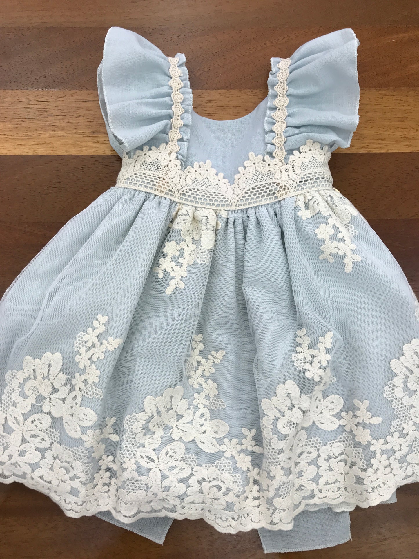 Abito Lilus in cotone smanicato con rusche lavorazione di pizzo su spalline e corpetto gonnellone lavorato da pizzo sul retro elegante fiocco