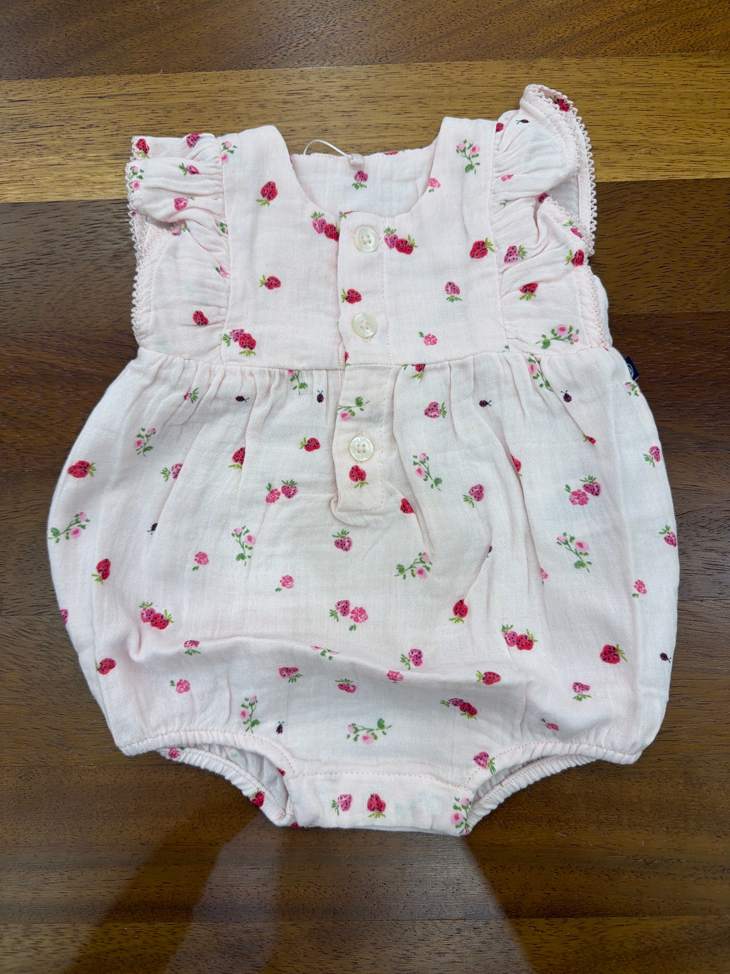 Pagliaccetto Petit Bateau in mussola smanicato con rusche rosa con fragoline su tutt'esso