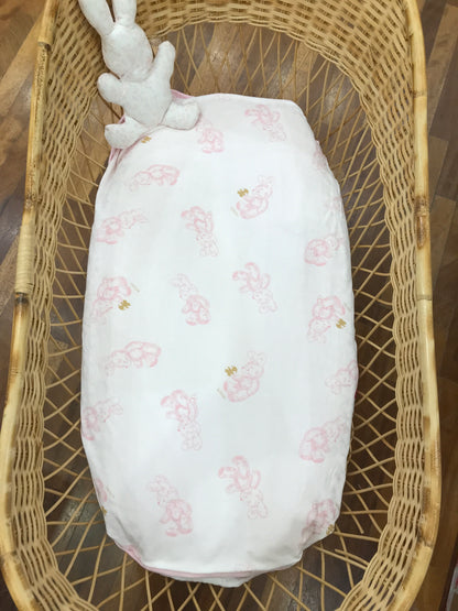 Coperta Le Bebè in cotone rosa con coniglietti su tutt'essa e coniglio peluche applicato lateralmente