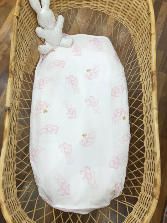 Coperta Le Bebè in cotone rosa con coniglietti su tutt'essa e coniglio peluche applicato lateralmente