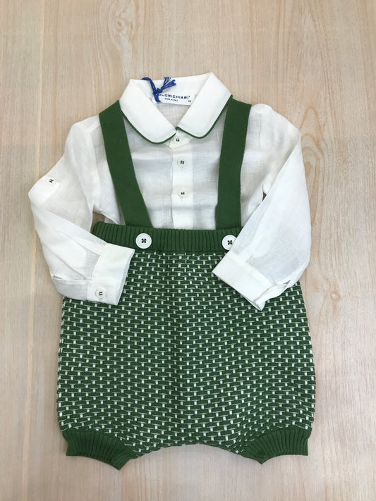 Completo Colori Chiari in filo salopette con bretelle verde e dettagli in bianco con camicia in lino manica lunga bianca