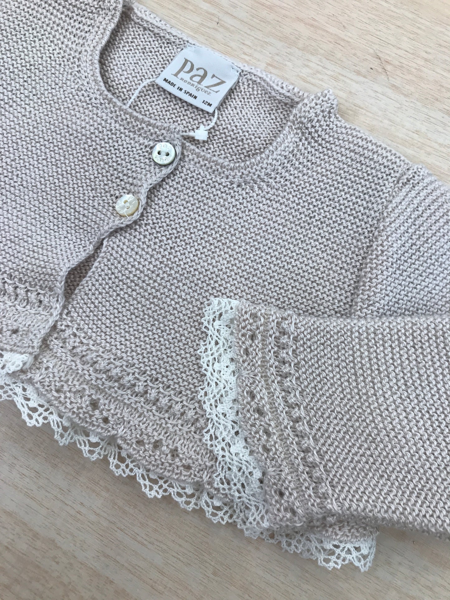 Cardigan Paz Rodriguez in filo tortora con rusche bianche in pizzo