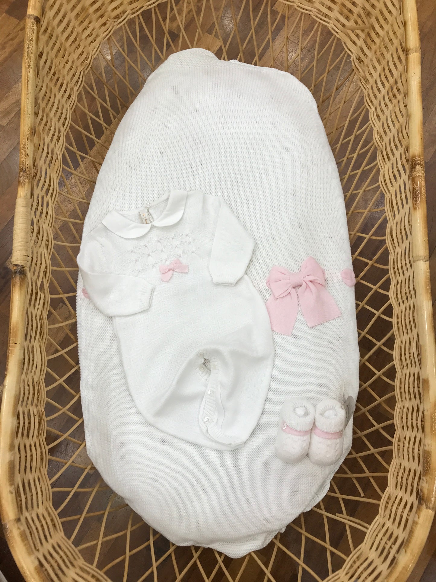 Coordinato nascita Baby Lord in filo bianco coperta con passanastro rosa tutina con punto smock rosa babbucce abbinate