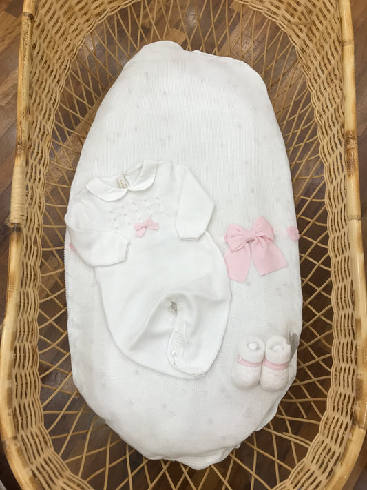 Coordinato nascita Baby Lord in filo bianco coperta con passanastro rosa tutina con punto smock rosa babbucce abbinate