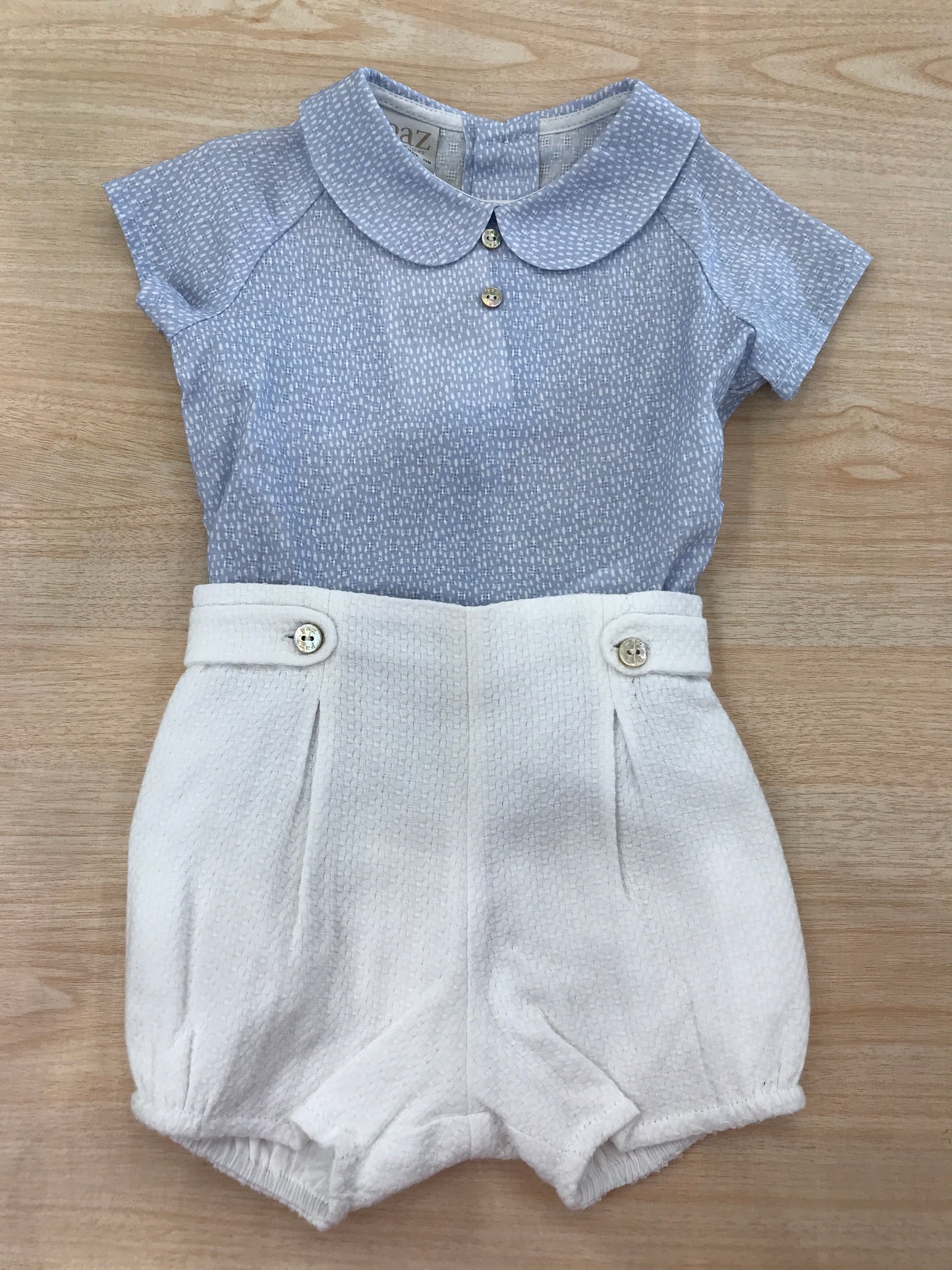 Completo Paz Rodriguez in cotone mezza manica colletto tondo camicia celeste con pois bianchi il sotto pantalone corto bianco con bottoncini