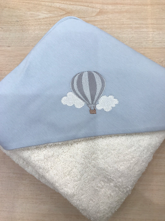 Accappatoio Baby Gi in spugna panna con triangolo celeste polvere con mongolfiera ricamata sul davanti