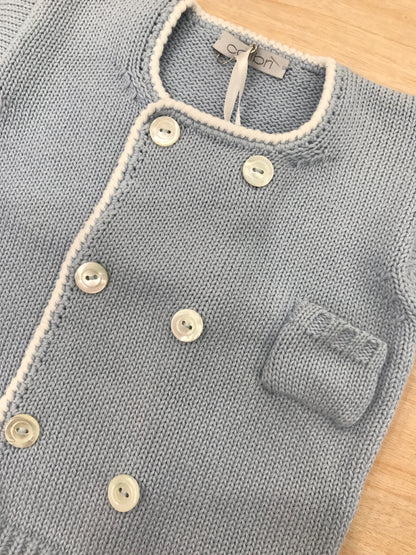 Cardigan Colibrì doppio petto celeste con profilo bianco con taschino laterale con bottoncini