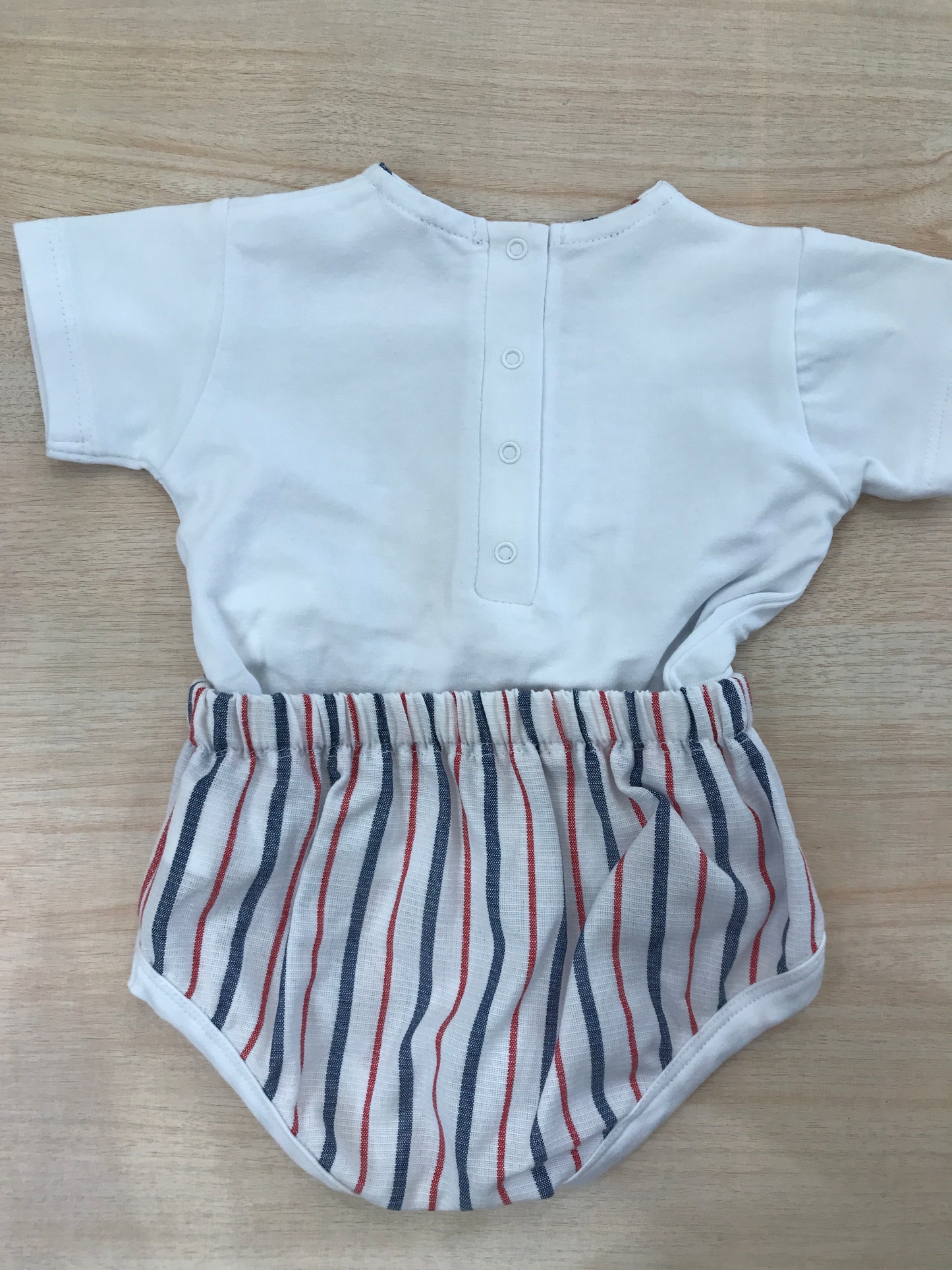 Completo Coccodè in cotone due pezzi bianco con righe blu e rosse con coniglietti applicati sul davanti