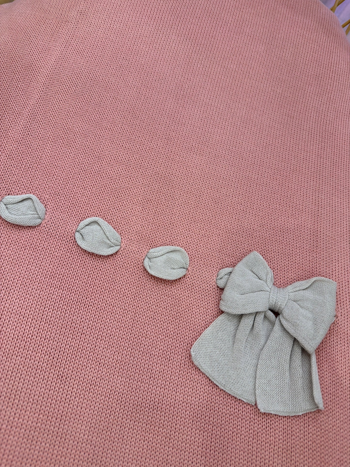 Coperta Baby Lord corallo con passanastro e fiocco tortora