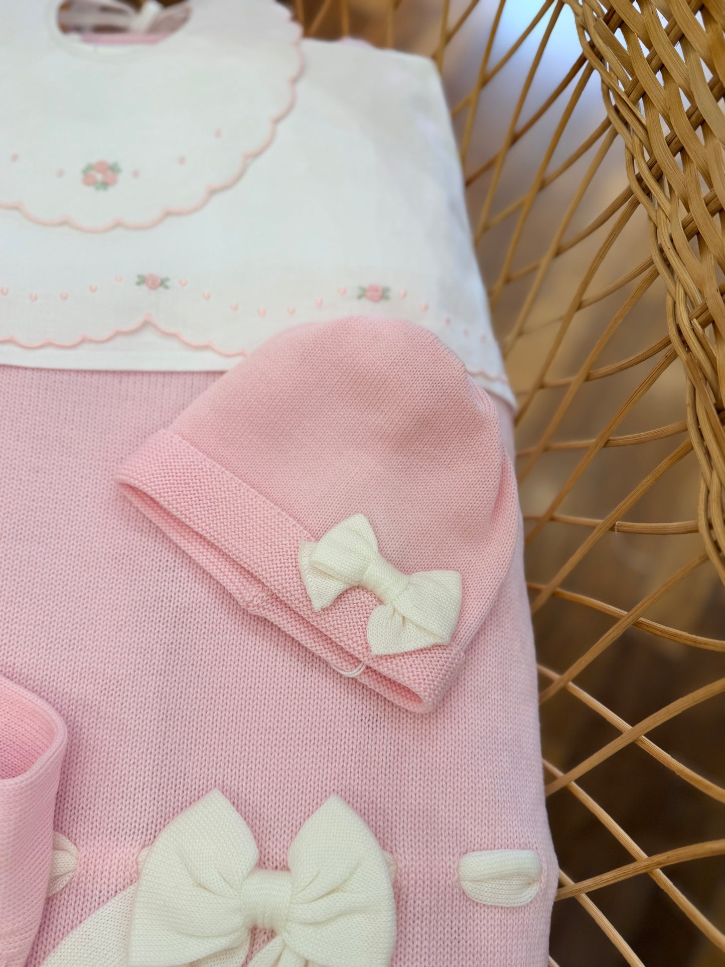 Coordinato nascita Baby Lord in pura lana con tutina intera con fiocco e rosselline ricamate a mano con babbucce, cuffia e cappello