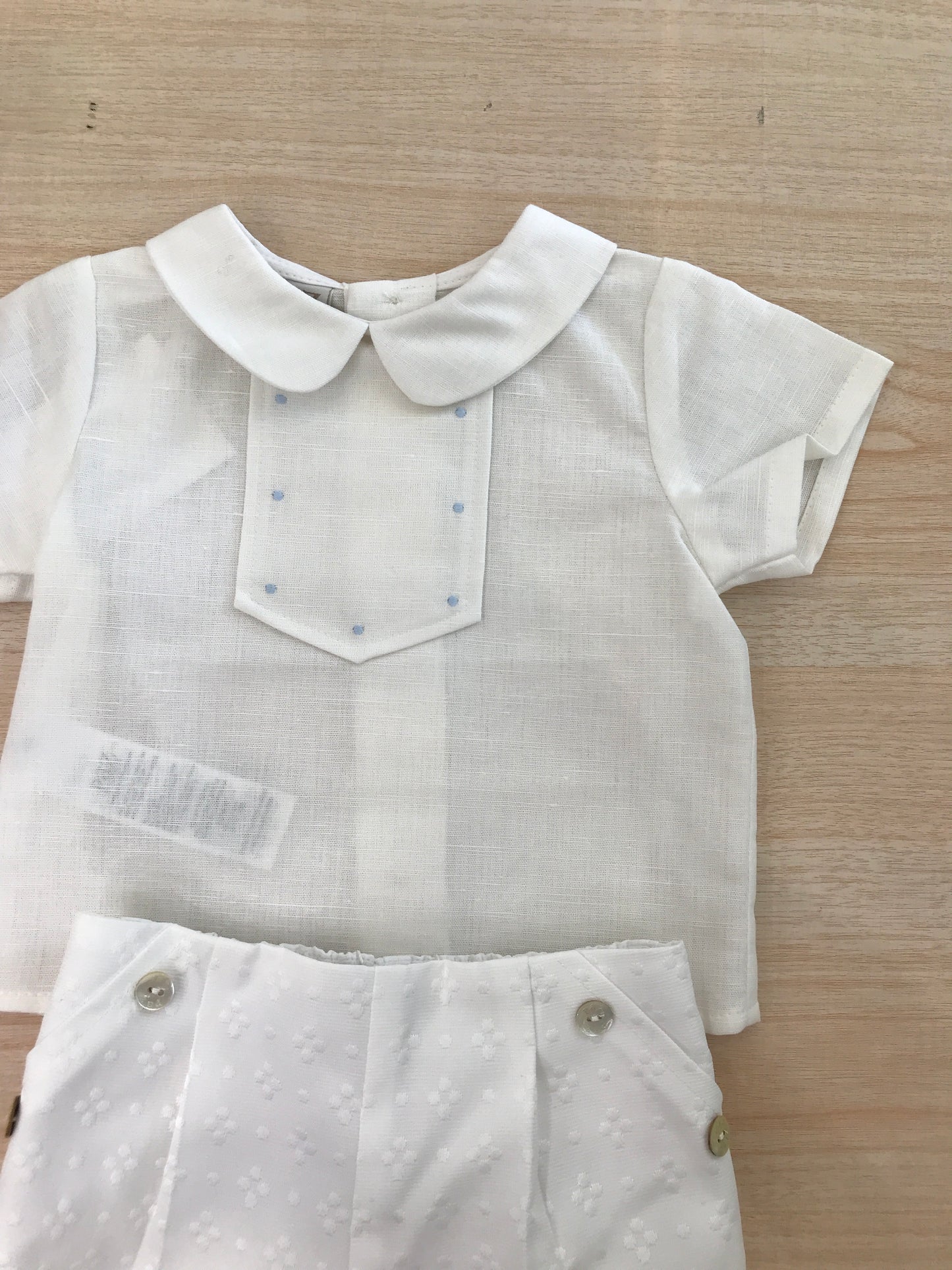 Completo Paz Rodriguez in cotone camicia mezza manica con lavorazione sul petto pantalone corto bianco
