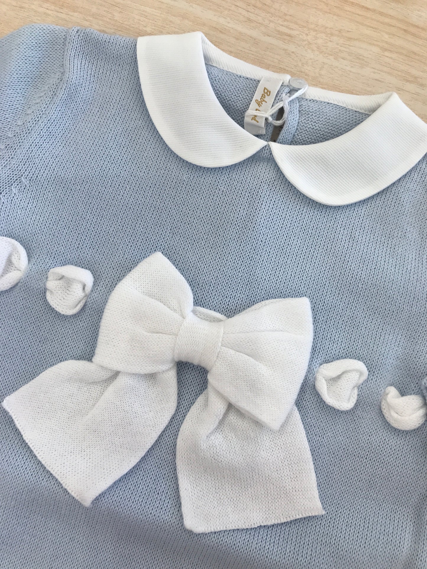 Tutina Baby Lord in filo celeste manica lunga gamba lunga con colletto bianco con passanastro e fiocco bianco al centro