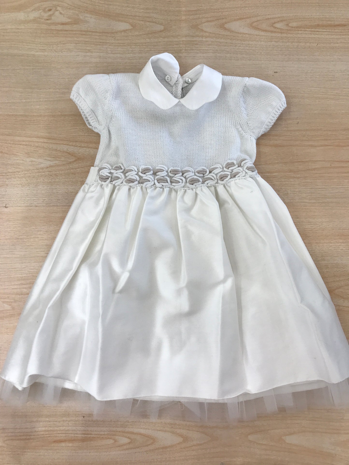 Abito Colibrì con corpetto in filo bianco mezza manica con gonna in saten bianca con tulle lavorazione di fiori sul corpetto
