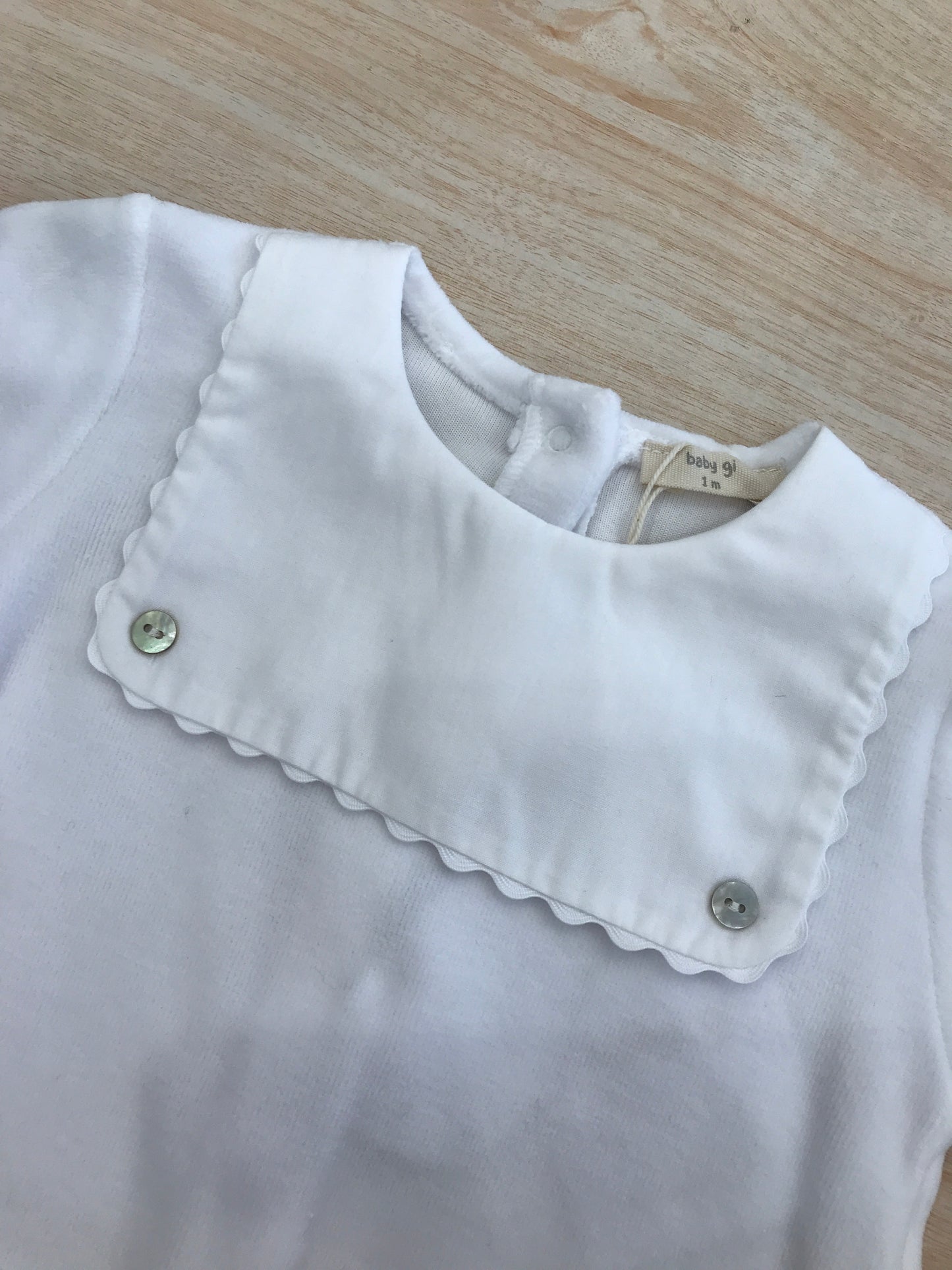 Tutina Baby Gi bianca in ciniglia intera con collo quadrato effetto bavetta smerlata
