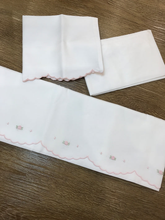 Lenzuolino Pepecè in cotone composto da sotto con angoli federa e lenzuolino che presenta pois e piccole roselline