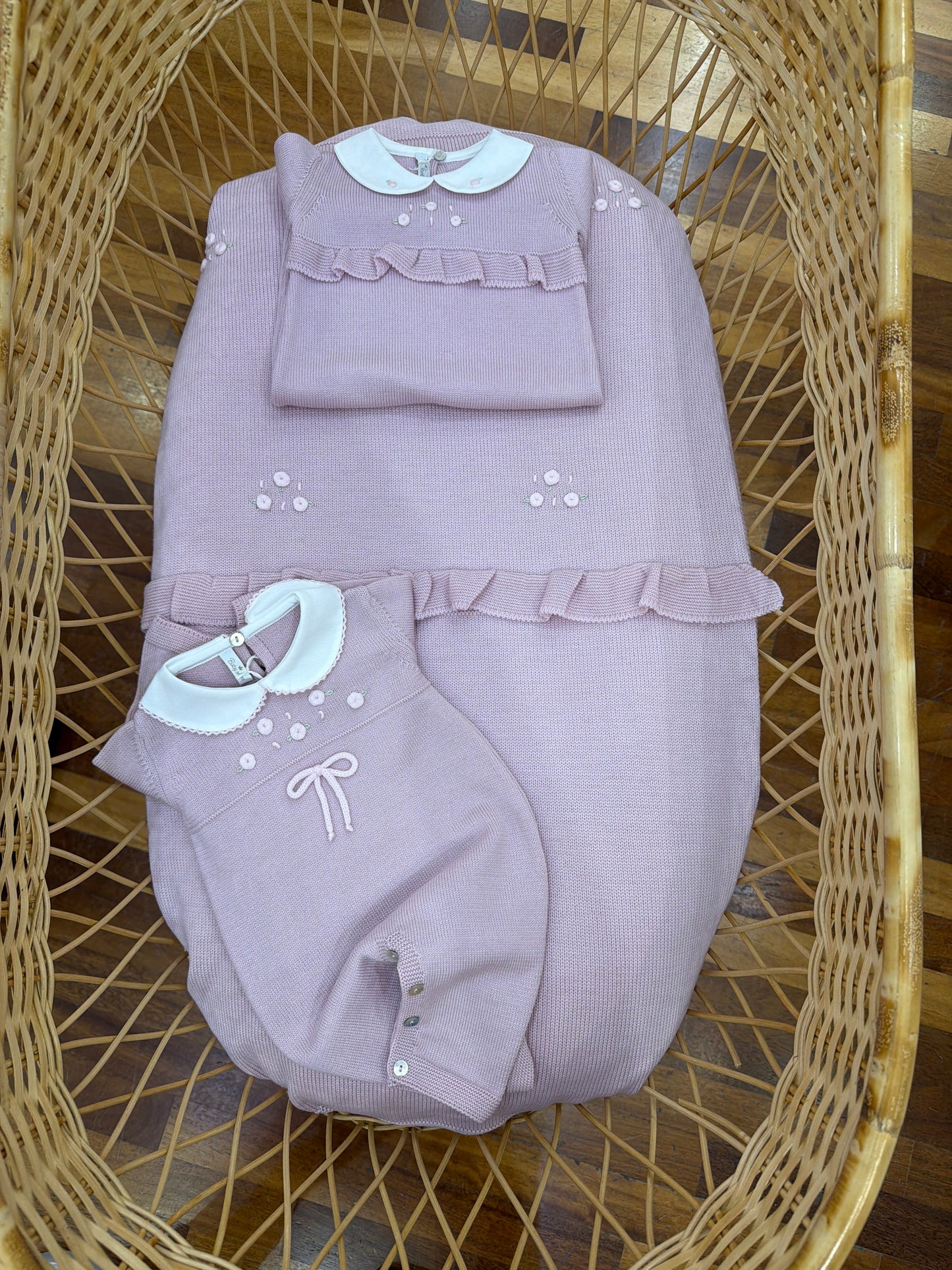 Coordinato nascita Baby Lord in lana rosa cipolla con rusche e rose ricamate a mano rosa