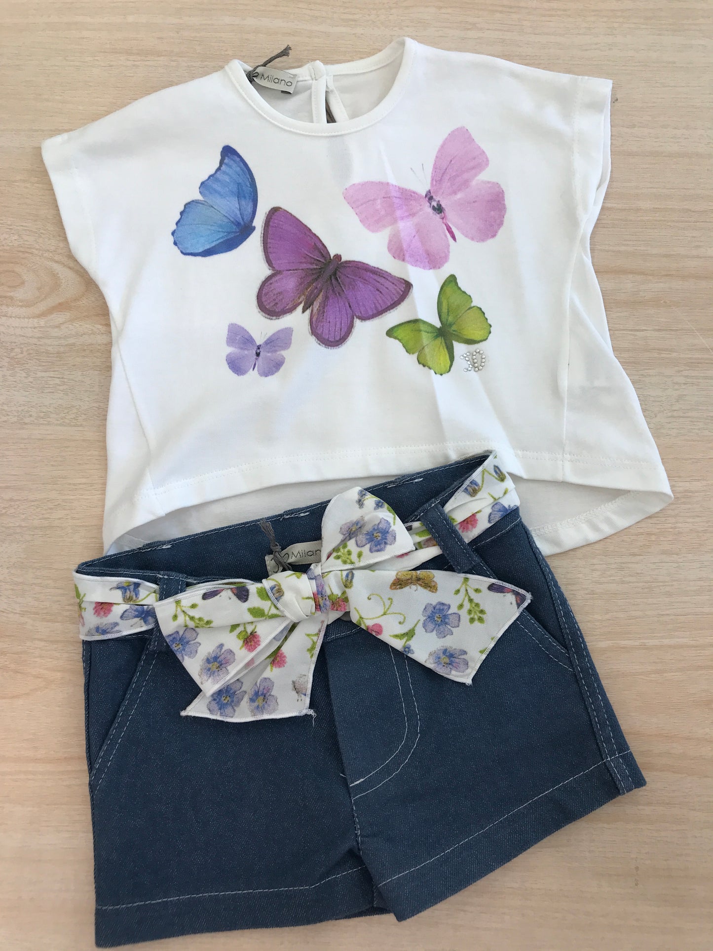 Completo Jo Milano in cotone t-shirt mezza manica con farfalle con pantalone corto con fascia con fiori