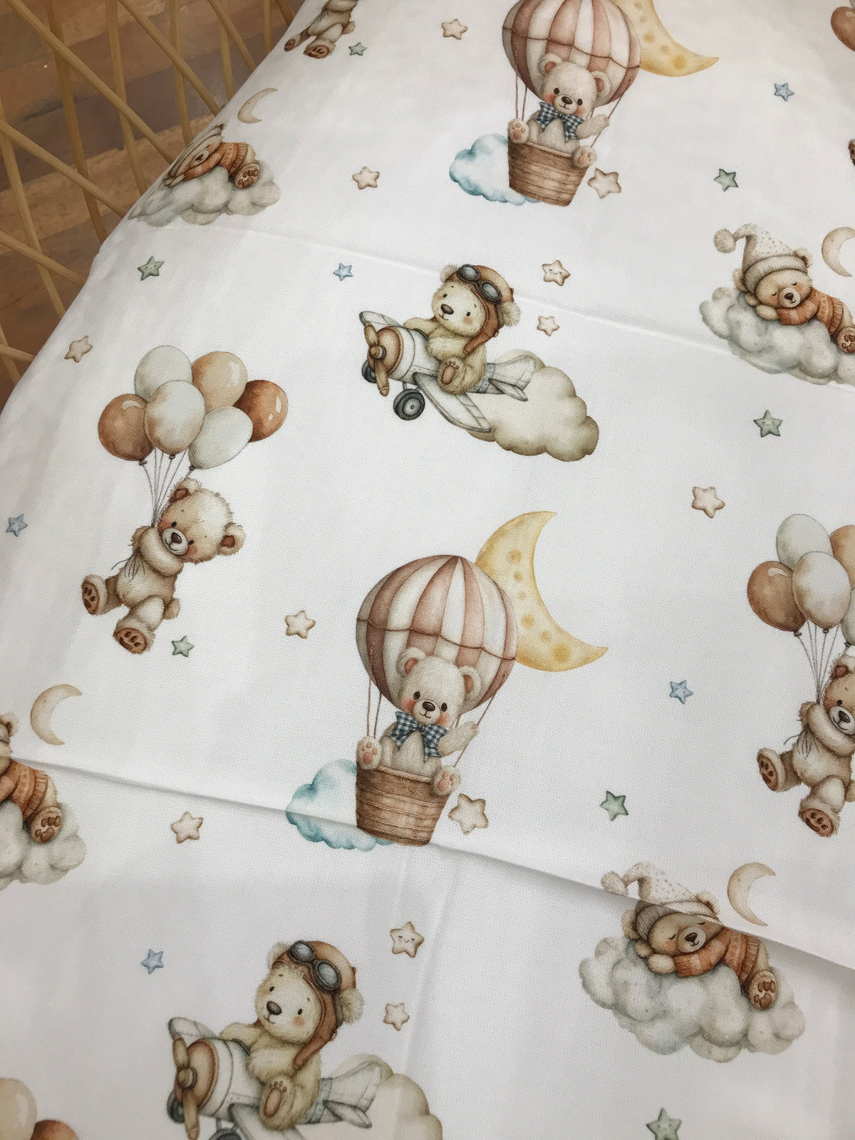 Mussola Nannafrufrù in cotone di bamboo di fondo panna con orsetti nei toni neutri con palloni e nuvolette
