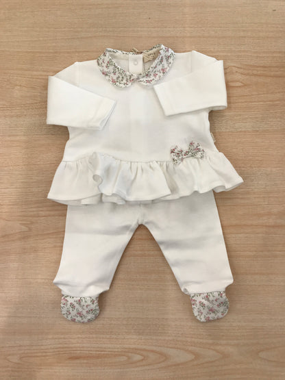 Tutina Baby Gi in cotone due pezzi manica lunga con piedini decorati da fiorellini rusche colletto con fiorellini e fiocchetto laterale in basso